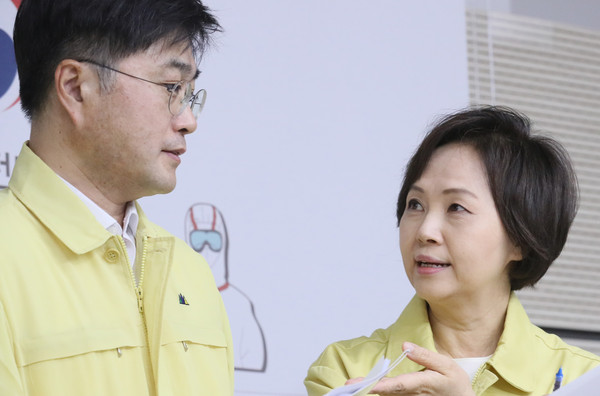▲ 대화하는 윤태호 방역총괄반장과 이의경 식약처장.