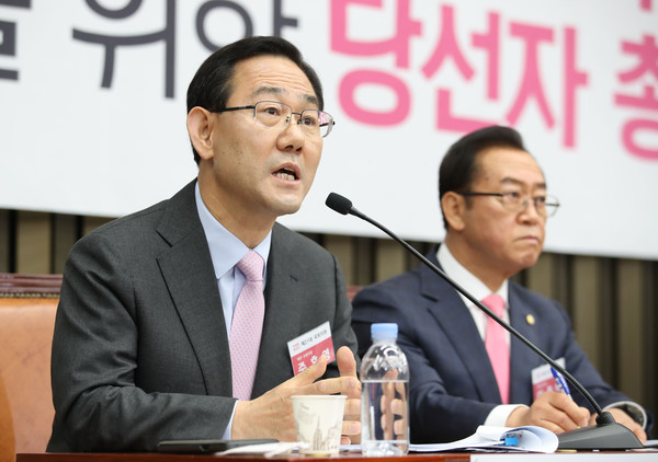 주호영 미래통합당 원내대표 후보가 8일 서울 여의도 국회에서 열린 미래통합당 2020년 원내대표 및 정책위의장 선출을 위한 당선자총회 합동토론회에서 발언을 하고 있다. 2020.05.08.