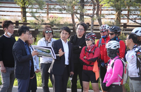 ▲ 자전거 동호회 만나 의견 나누는 이재현 서구청장.