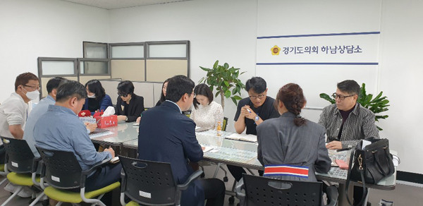 ▲ 2020년 예술인권익지원팀 공모사업 내용을 청취하고 있는 추민규 의원.