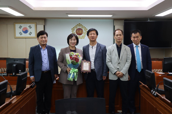 ▲ 감사패 수여후 기념촬영 중인 김혜련위원장 및 서울시시각장애인협회 임원들.