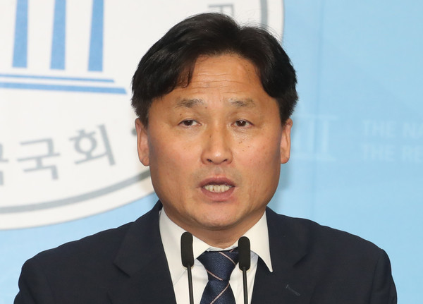 ▲ 질문에 답하는 김영진 원내수석부대표.