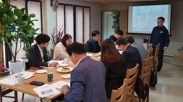 ▲ 토론식 연수 주재하는 민병덕 당선인.