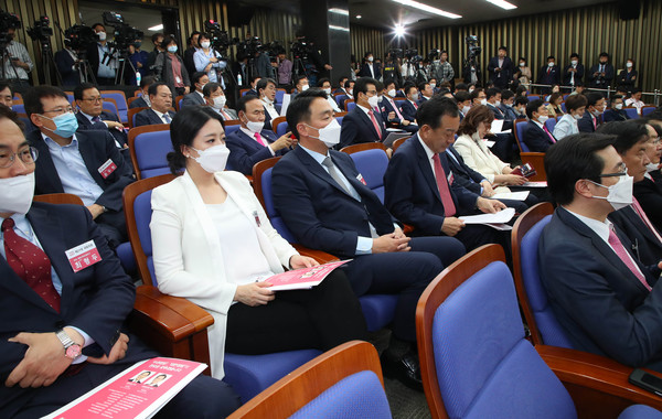 ▲ 통합당 원내대표 후보자의 정견발표 듣는 당선인들.