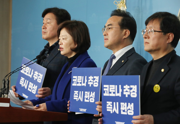▲ 코로나 추경 즉시 편성 촉구하는 (왼쪽부터)더불어민주당 더좋은미래 소속 기동민·진선미·박홍근·김성환 의원.