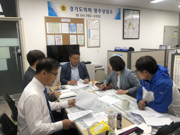▲ 안기권, 박관열, 이명동 의원이 광주상담소에서 마을버스 완전공영제 추진관련 지원 관련 논의했다.