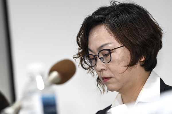 ▲ 생각에 잠긴 이나영 정의연 이사장.