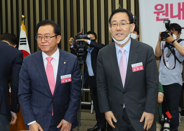 ▲ 인사하는 주호영 의원과 이종배 의원.