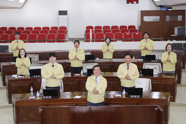 ▲ 1차 본회의 산회 후 중구의원들이 덕분에 챌린지에 동참해서 의료진과 구민들에게 감사와 존경을 표하고 있다.
