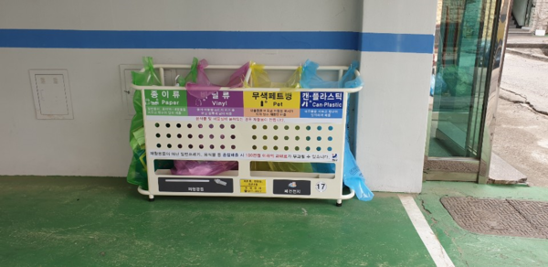 ▲ 분리수거대 설치 모습.