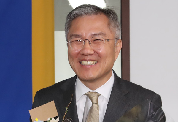 ▲ 꽃다발 받는 최강욱 신임 대표.