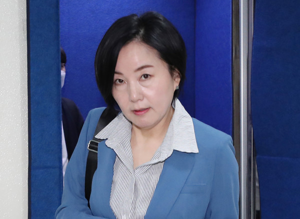 ▲ 최고위원회 참석하는 제윤경 의원.