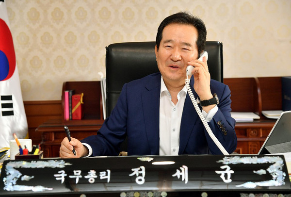 ▲ 캐나다 부총리와 전화통화하는 정세균 국무총리.
