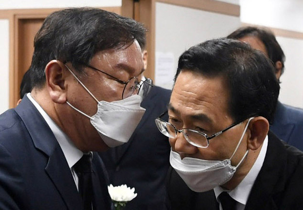 ▲ 주호영 원내대표 부친상 빈소에서 주호영 원내대표를 위로하는 김태년 더불어민주당 원내대표.