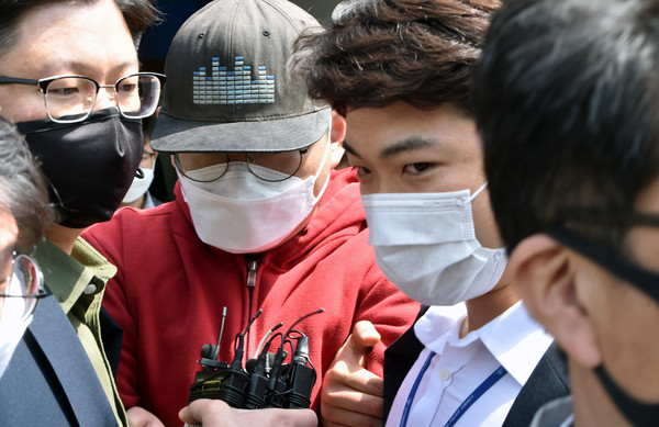 ▲ 영장실질심사 전 이동하는 n번방 개설자 '갓갓'.