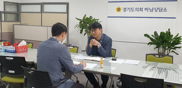 ▲ 하남 미래형통합운영학교 설립 위해 도교육청 담당자와 면담 진행.