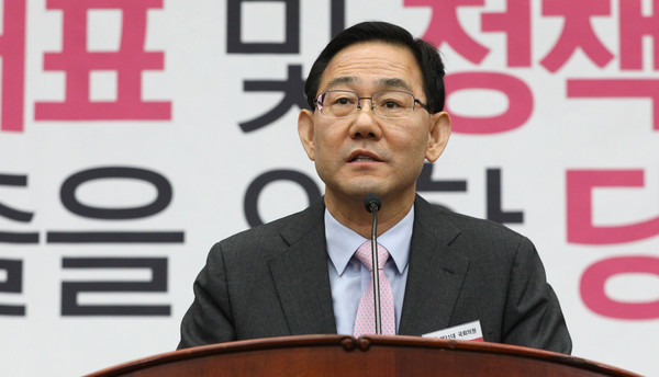 ▲ 생각에 잠긴 주호영 통합당 원내대표.