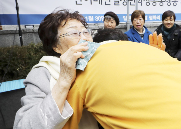 ▲ 포옹하는 이용수 할머니.