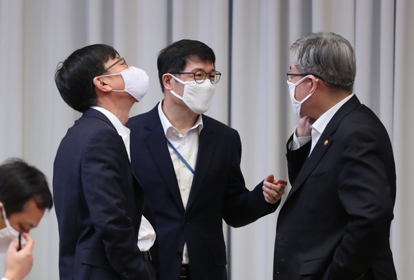 ▲ 왼쪽부터 대화하는 김상조 청잭실장과 황덕순 일자리수석, 이재갑 고용노동부 장관.