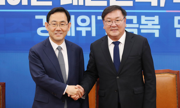 ▲ 악수하는 김태년 더불어민주당 원내대표(오른쪽)와 주호영 미래통합당 원내대표.
