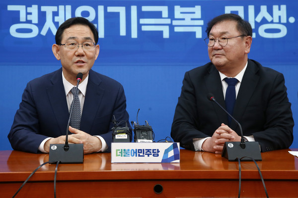 ▲ 회동하는 김태년(오른쪽) 더불어민주당 원내대표와 주호영 미래통합당 원내대표.