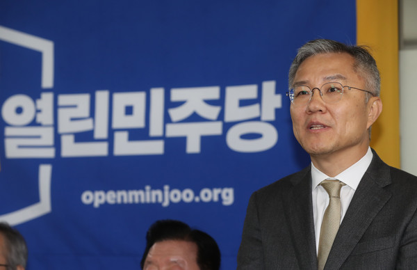 ▲ 인사하는 최강욱 열린민주당 신임 대표.