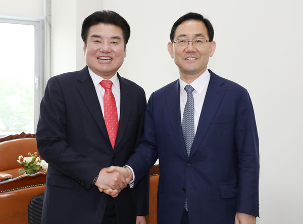 ▲ 원유철 대표 만난 주호영 원내대표.