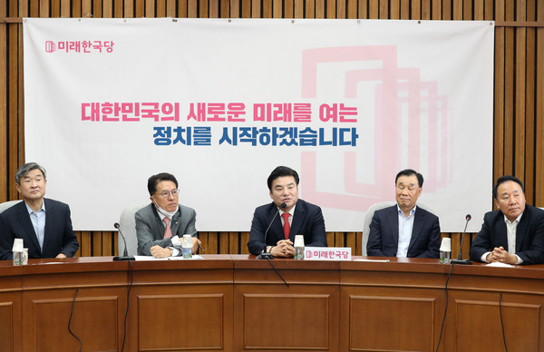 원유철 미래한국당 대표가 15일 서울 여의도 국회에서 열린 당선인 간담회에서 인사말을 하고 있다. 2020.05.15.