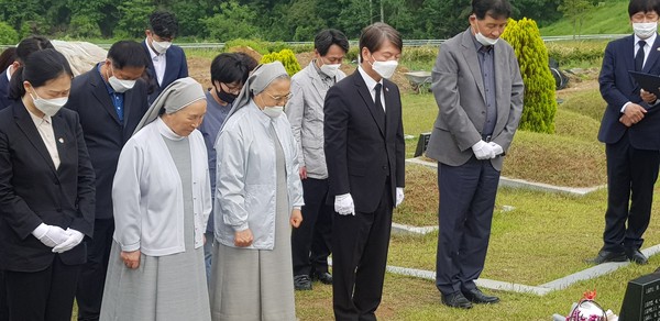 ▲ 고(故) 조비오 신부에 참배하는 안철수 대표.