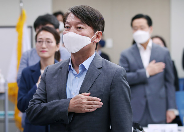 ▲ 국민의례하는 안철수 대표.