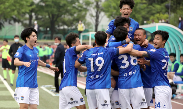 ▲ K4리그 개막전에서 첫 골을 터뜨린 후 기뻐하고 있는 FC남동 선수들.