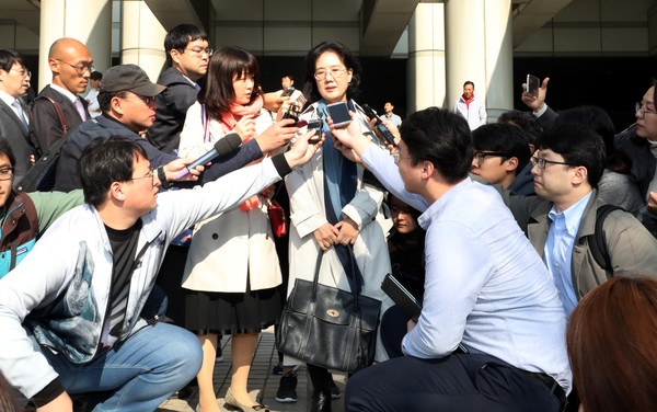 ▲ 취재진 질문에 답하는 박유하 교수.
