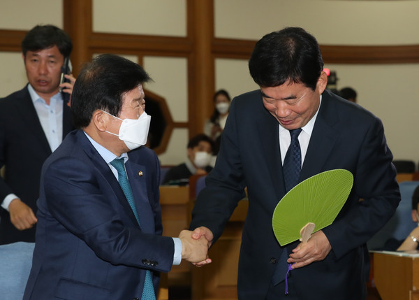 ▲ 인사하는 더불어민주당 박병석 의원과 김진표 의원.