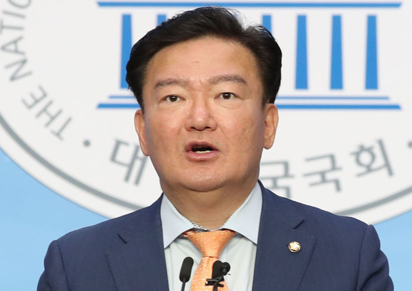 ▲ 기자회견하는 민경욱 의원.