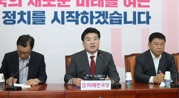 ▲ 미래한국당 최고위원회의에서 발언하는 원유철 한국당 대표.