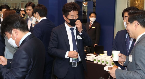 ▲ 생각에 잠긴 이규민 더불어민주당 당선인.