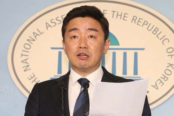 ▲ 브리핑하는 강훈식 더불어민주당 수석대변인.