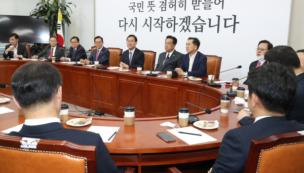 ▲ 의견 나누는 미래통합당 주호영 원내대표와 정진석, 김기현 등 3선 이상 당선인들.