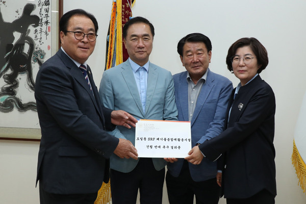 ▲ 결의문, 평택시장에게 전달.