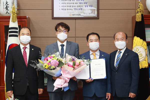 ▲ 남궁봉 곤지암읍 총무팀장(좌측에서 두 번째) 5월 칭찬 공무원으로 선정.