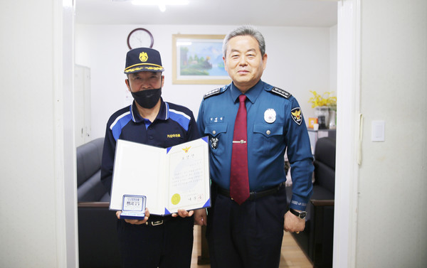 ▲ 기념사진 찍는 김태철 포천경찰서장(오른쪽)과 아파트 경비원.