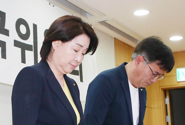 ▲ 묵념하는 정의당 심상정 대표와 김종민 부대표.