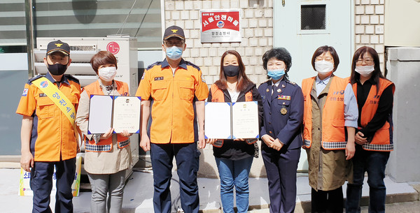 ▲ '화재없는 안전마을행사 조성 행사'에서 기념사진 찍는 양천소방서 관계자들과 주민들.