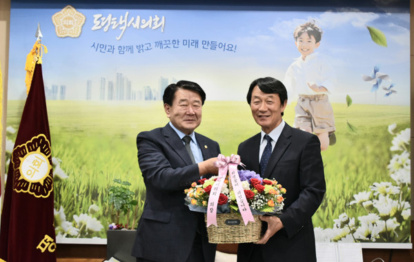 경기 평택시의회 권영화 의장이 지난 22일 화훼농가 살리기 캠페인 플라워버킷 챌린지에 참여했다. 플라워 버킷 챌린지는 코로나19로 경제적으로 어려움을 겪고 있는 화훼농가를 살리기 위해 마련된 릴레이 캠페인이다. 앞서 챌린지에 참여한 김보라 안성시장에게 희망 꽃다발을 전달받은 권의장은 다음 주자로 홍선의 평택시의회 의원과 박경원 NH농협 평택시 지부장을 지목했다. 권 의장은 코로나19로 화훼농가가 많은 어려움을 겪고 있다며 뜻깊은 취지의 캠페인인 만큼 많은 분들이 참여해서 화훼농가에게 작은 희망이 됐으면 한다”고 전했다. 한편 이날 꽃바구니를 전달 받은 홍선의 의원은 다음 주자로 홍기원 평택갑 국회의원 당선인, 배연서 경기 평택시 팽성농협 조합장을 지목했다.