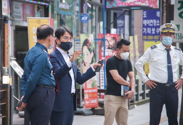 ▲ 택시 승차대 신설 후보지 현장 확인하는 이재현 서구청장.