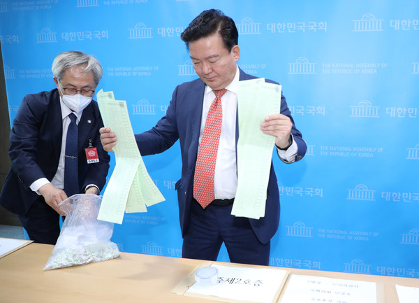 ▲ 총선 부정선거 의혹 제기하는 민경욱 미래통합당 의원.