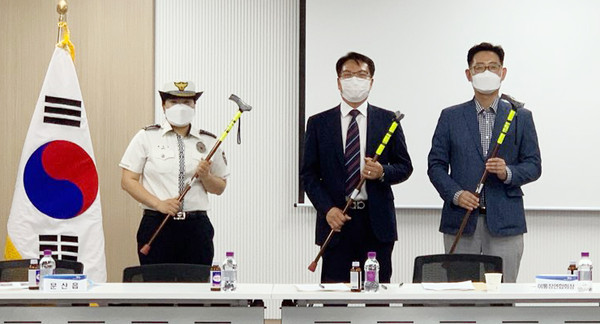 ▲ 파주시 이장단협의회 월례회의에서 어르신 보행안전을 위한 야광 지팡이를 소개하는 파주경찰서와 한국교통안전공단 관계자들.