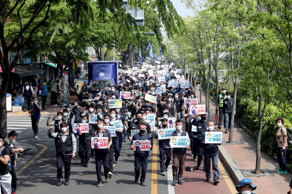 ▲ 행진하는 전국금속노동조합 조합원들.