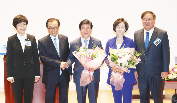 ▲ 축하 속 꽃다발 들고 기념촬영하는 더불어민주당 박병석·김상희 의원.