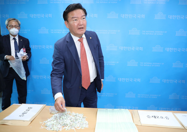 ▲ 총선 부정선거 의혹 제기하는 민경욱 의원.